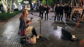 Cô gái tây hát cực hay tại phố đi bộ Hồ Gươm