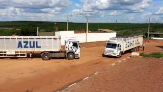 MANOBRA NO PÁTIO DO FRIGORÍFICO - CARRETA E TRUCADO DA SONHO AZUL TRANSPORTES