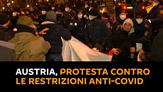 Austria, migliaia di persone in piazza per protestare contro le restrizioni anti-Covid