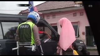 Ibu ini Tidak Mau Menerima Surat Tilang Sebelum Suaminya Datang - 86