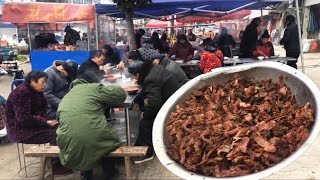 安徽农村赶大集，喝早酒和10元一碗的驴肉汤，早上7点开喝，安逸！【唐哥美食】