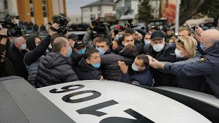 ზუგდიდში პოლიციამ მომიტინგე ოპოზიციონერები დააკავა - ვიდეო