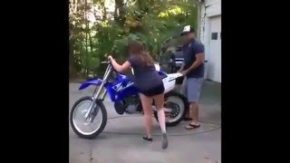 Девушки и мотоциклы это почти всегда весело!