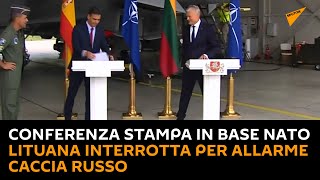 Conferenza stampa in base NATO lituana interrotta per allarme caccia russo
