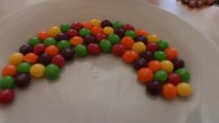 РАДУГА ИЗ СКИТЛС СВОИМИ РУКАМИ | DIY ЭКСПЕРИМЕНТ SKITTLES для ДЕТЕЙ