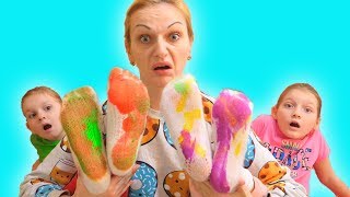 Dirty feet | نتظاهر اللعب مع اللوحة