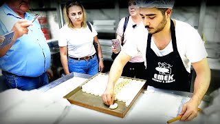 Русская экскурсия в турецкой кондитерской, где делают баклаву из теста филло