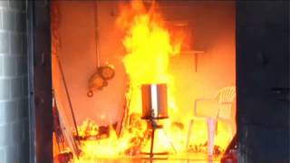 Dangers des feux de friteuse, explosions, extinctions  (compilation) [www.vorzinek.org]