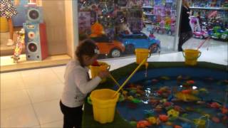 Алиса на рыбалке. Ловим рыбу в бассейне * Alice is fishing. Catching fish in the pool