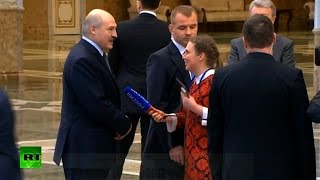 Минск За что охрана КГБ душила журналистку Россия-1 Ольгу Скобееву ? Выслуживается Лука перед СБУ