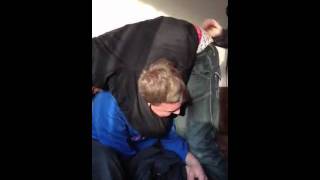 Maarten en josh stoeien maar nick dans wreed