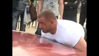 Shqiptari Qe Sfidon Makinen Duke E Mbajtur Pa Ecur.