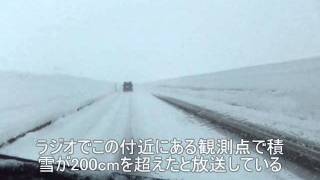 雪道を走る。積雪2メートル。2012年1月29日(長野県飯山市)