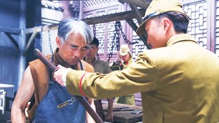 日軍為了找出神秘刀客，拿著飛刀逼問打鐵老頭，不料老頭寧死不從，反手一鏟子重傷日軍大佐！ ️ 抗日