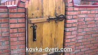 Красивые кованые петли на деревянной калитке в саду. Кованые петли под старину.