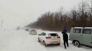 Пробка в Ульяновске из-за метели, дорога на Архангельское на выезде из Нового города