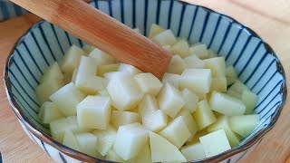 【小穎美食】土豆切成小丁，加一把蒜苔，這樣做太香了，孩子一頓能多吃2碗飯