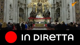 Papa Francesco celebra la messa della vigilia di Natale in Vaticano