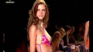 fashiontv | FTV.com - TENDANCE V-SHAPED CUT IN FEM PE 2005