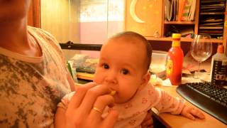 Вероника и лимон. Ест и даже не морщится. Child and lemon. Eating and not even wince.
