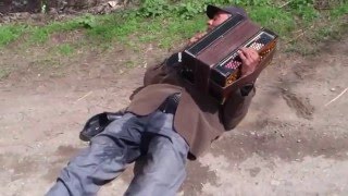 Пьяный дед не может встать, но играет на баяне и даже поёт )))