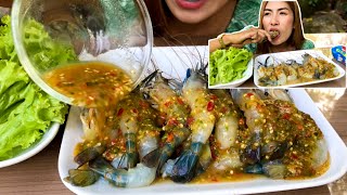 ซาซิมิกุ้งแม่น้ำสด (สดจากบ่อ) ราดน้ำจิ้มซีฟู้ดฉ่ำๆ Sashimi Fresh Shrimp
