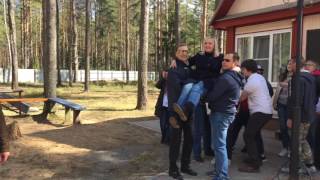 Мужчины носят женщин на руках