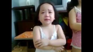 Em bé dễ thương bị bố phạt cực đáng yêu