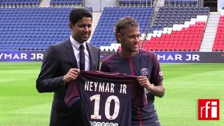 Torcedores brasileiros comemoram chegada de Neymar no PSG