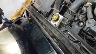Крепление панели стеклоочистителя (жабо) на Peugeot 308