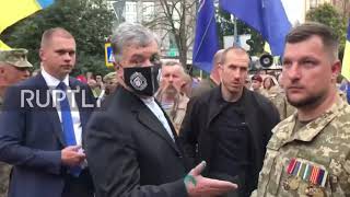 Ukraine: Poroshenko attacked with green dye during Independence Day celebrations in Kiev