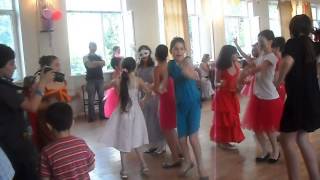 nika da ilia. koreografiuli studia "metexi"-is karnavali. 55-e skola. 2011.