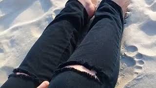 @tici_feet | My feet in the beach | Meus pezinhos na praia