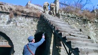 日軍進入村子，共軍卻早已設下埋伏，將日軍引進地道里一個接一個暗殺！ 抗日