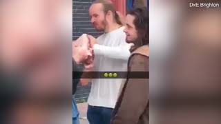 Мужик ест свиную голову на веганском фесте