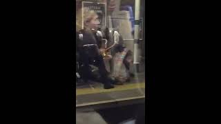 Tipo con machete en metro de Londres