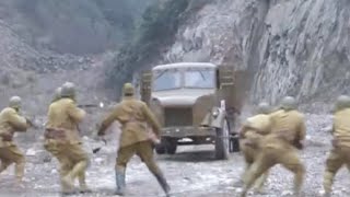 共軍小隊開著卡車沖向日軍基地，將日軍基地裡的敵人一網打盡！