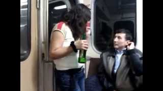 в метро телка пристает к мужику