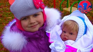 VLOG Ярослава на прогулке с Куклой Запускаем Мыльные Пузыри Angry Birds Blowing Bubbles
