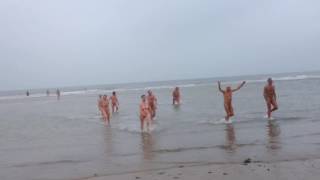 Nudisten duiken poedelnaakt zee in voor nieuwjaarsduik