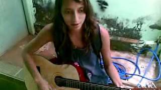 cassia tocando e cantando