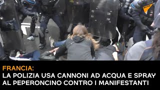 Francia: la polizia usa cannoni ad acqua e spray al peperoncino contro i manifestanti