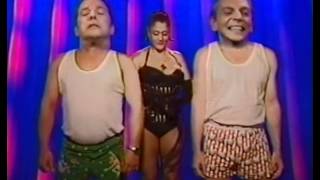 Entrevues Meilleurs moments - Le grand blond avec un show sournois