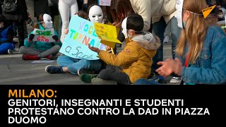 Milano: genitori, insegnanti e studenti protestano contro la dad in piazza Duomo