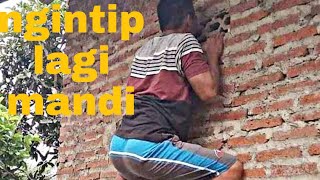 Ngintip si montok mandi...?