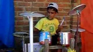 QUEM NÃO TEM BATERIA...IMPROVISA!