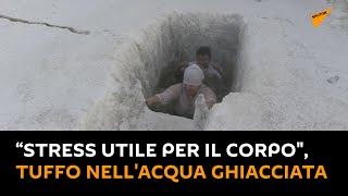 “Stress utile per il corpo", tuffo nell'acqua ghiacciata a -40° in #Siberia