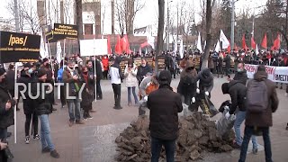 Moldova: Protesters pile dung in front of parliament building as gas prices rise