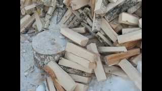 Топор - колун FISKARS X17 в работе