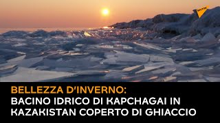 Bellezza d’inverno: bacino idrico di Kapchagai in Kazakistan coperto di ghiaccio